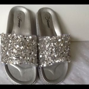 ❌SOLD‼️😍CLEARANCE❗️Bling silver slides